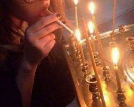 Момиче отиде на църква, за да... си запали цигара от горяща свещ СНИМКА