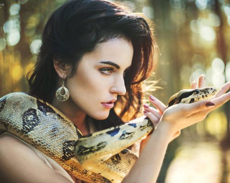 Зодиите, които ще ви задушат с обичта си