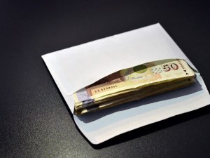 Хванаха 15-годишна да шофира, баща й се опита да подкупи полицаи