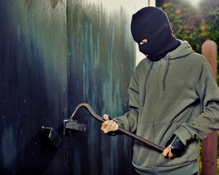 Апаши задигнаха 3 бона от жилище, крупна кражба и от склад в Съединение