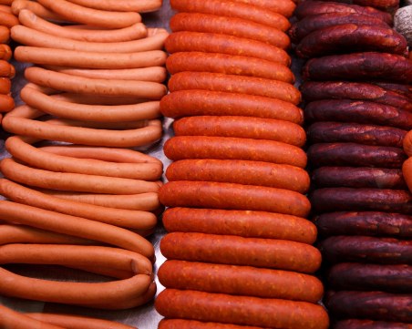 Бедни пловдивчани ще се облажат с бекон и колбаси, иззети от НАП