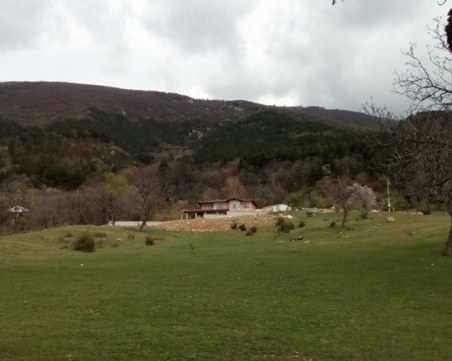 Беш Бунар се превърна в площадка за строителни отпадъци СНИМКИ