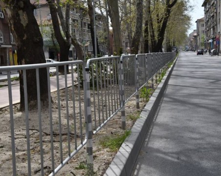 Хоп-подскок! Пенсионери прескачат огради на бул. “Руски“, за да се приберат вкъщи СНИМКИ