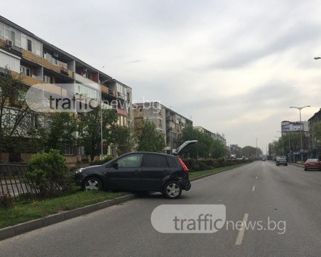 Кола се заби в ограда до Панаира СНИМКИ