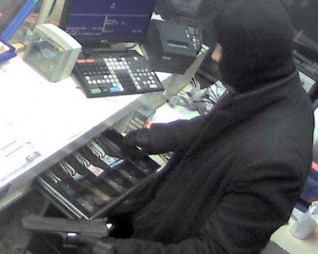 Маскирани и въоръжени пребиха служителка и ограбиха бензиностанция край Шумен