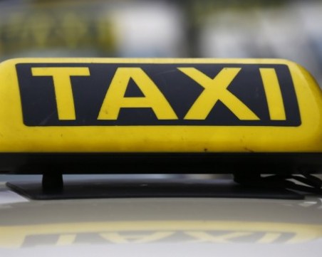 Трима албанци пребиха таксиметров шофьор