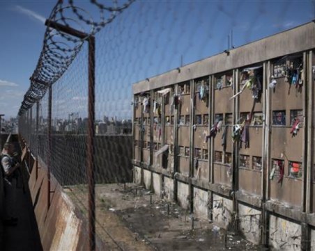 Затворници се въоръжиха до зъби и се опитаха да избягат, 21 души загинаха