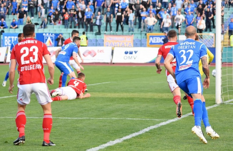 Левски с огромна крачка към финала за Купата след бой над ЦСКА