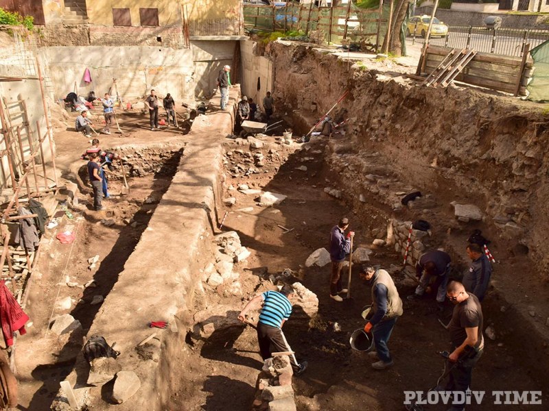 Уникална средновековна чиния от Египет откриха археолози в Пловдив СНИМКИ