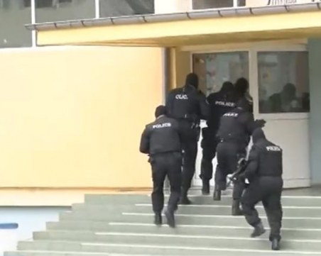 Антитерористи нахлуха в бургаско училище, евакуираха всички деца