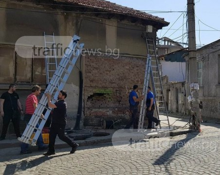 Джип се е врязал в къщата и стълба в центъра на Пловдив! Затварят улицата СНИМКИ