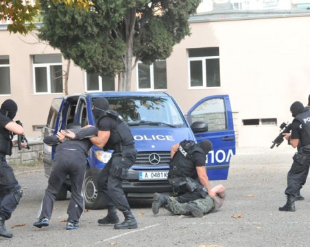 Наркодилър простреля полицай с незаконно оръжие! Куршумът минал на сантиметри от сърцето