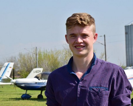 Отличникът на ТУ-Пловдив мечтае да е авиационен инженер в България