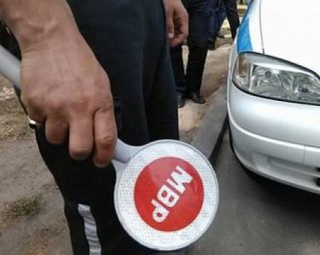 Шофьор сгафи на пътя и реши да подкупи полицаите с 20 лева