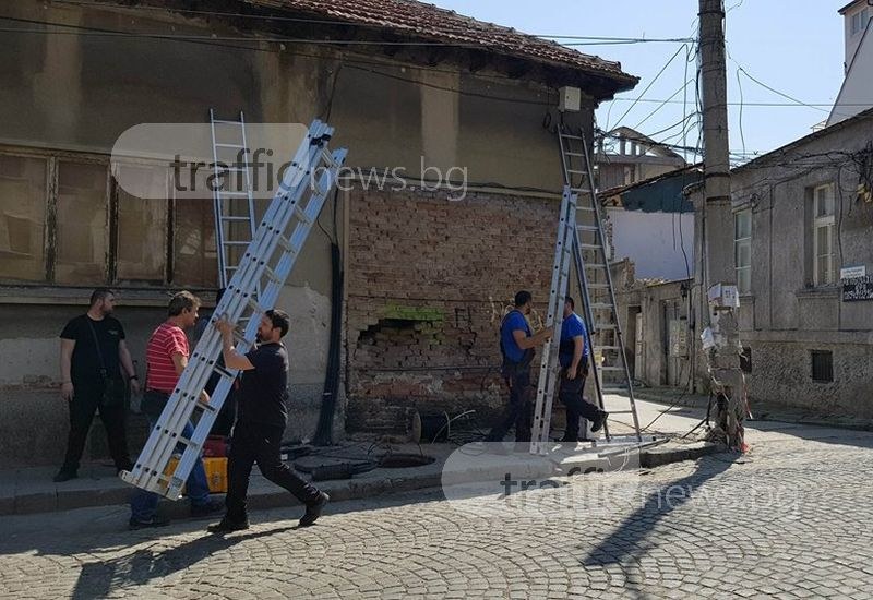 Джип се е врязал в къщата и стълба в центъра на Пловдив! Затварят улицата СНИМКИ