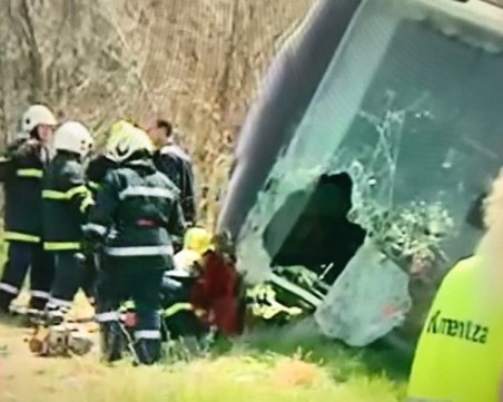 11 берат душа от ада на “Тракия“, извадиха заклещените в автобуса СНИМКИ и ВИДЕО