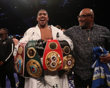 Джошуа готов да дели по равно с Уайлдър, отнемат една от титлите му