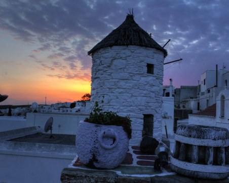 Остров Китнос - гмуркане, минерални плажове и древни пещери на 11 часа от Пловдив