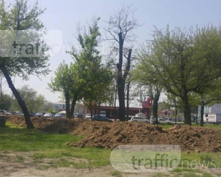 Купчини пръст се появиха на място, обещано за детска площадка, никой не знае откъде са СНИМКИ