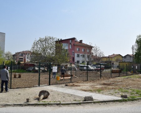 Квартал Коматево се сдоби с кучешка площадка