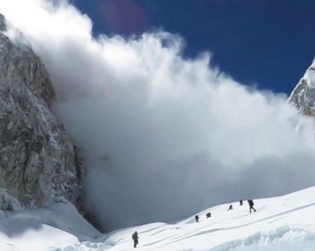 Лавина падна във френски алпийски курорт ВИДЕО