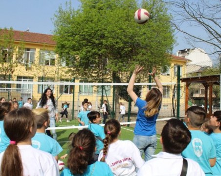 Елитни спортисти поиграха с деца на нова спортна площадка СНИМКИ