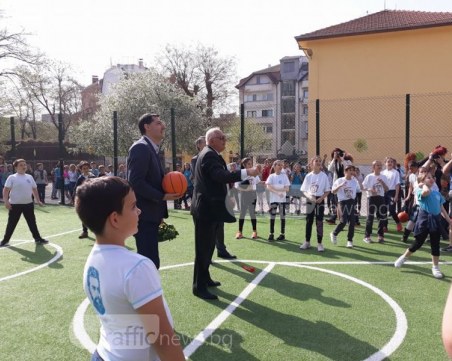Пловдивско училище с ново мултифункционално игрище СНИМКИ