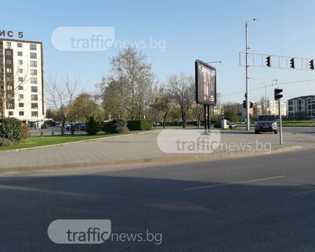 Защо са ни тези големи тротоари в Тракия? Да си спираме джиповете, разбира се… СНИМКИ