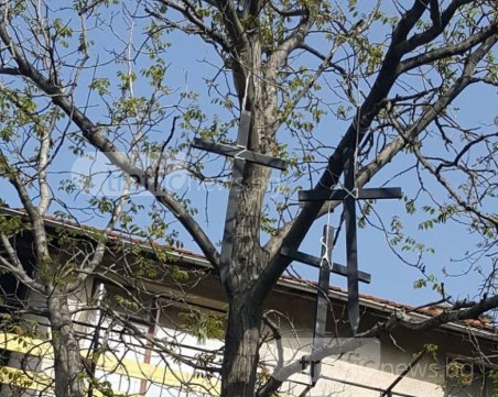 Злокобно: Пловдивски лекар закачи черни кръстове в имот на съседи в Храбрино СНИМКИ