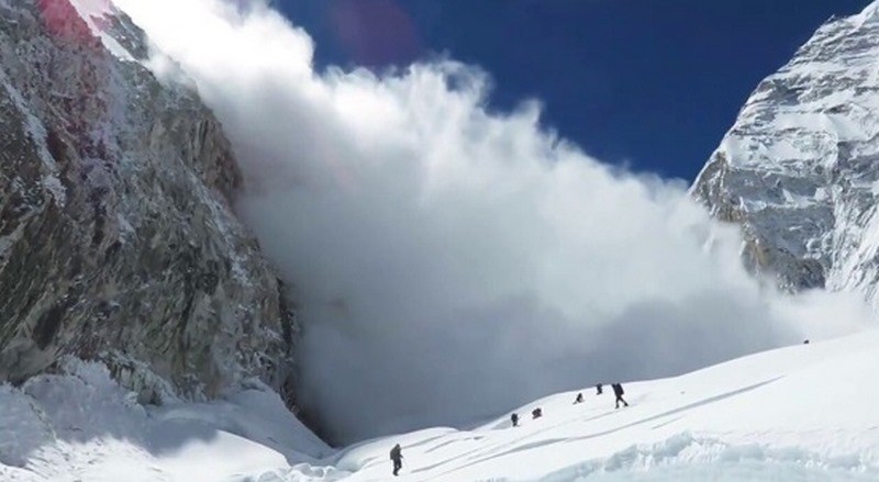 Лавина падна във френски алпийски курорт ВИДЕО
