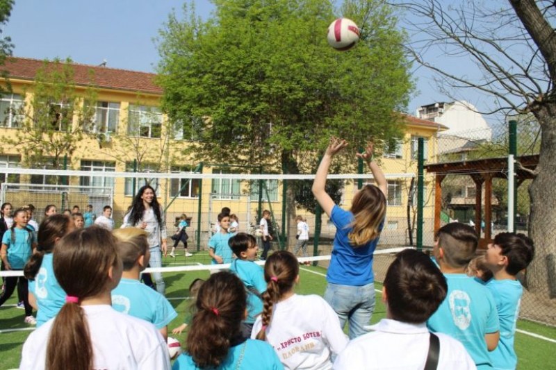 Елитни спортисти поиграха с деца на нова спортна площадка СНИМКИ