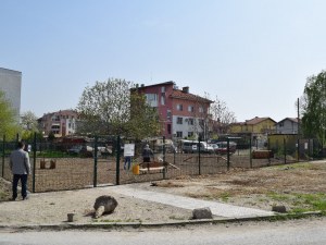 Квартал Коматево се сдоби с кучешка площадка