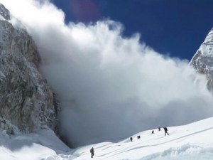 Лавина падна във френски алпийски курорт ВИДЕО