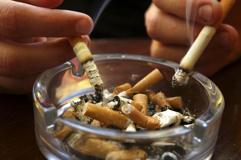 Цигарите обратно в заведенията! Нов закон иска да върне дима в закрити площи