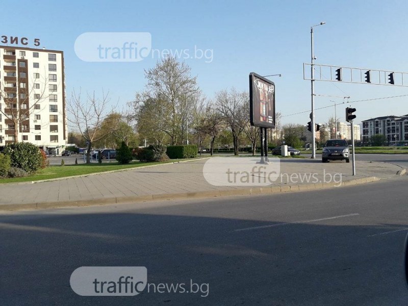 Защо са ни тези големи тротоари в Тракия? Да си спираме джиповете, разбира се… СНИМКИ