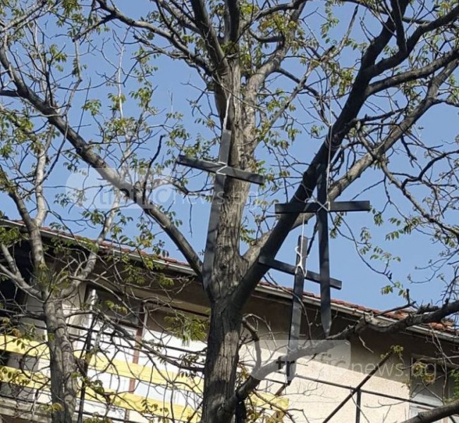 Злокобно: Пловдивски лекар закачи черни кръстове в имот на съседи в Храбрино СНИМКИ