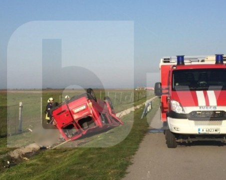 Двама са загинали в катастрофата, при която бус с работници се обърна на магистралата СНИМКА