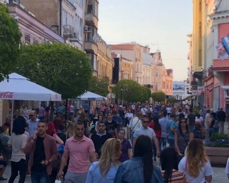 Градът е на центъра! Главната се пука по шевовете СНИМКИ