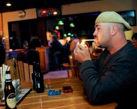 Пловдивско заведение “изгоря“ с акт, инспектори набарали клиенти да пушат вътре