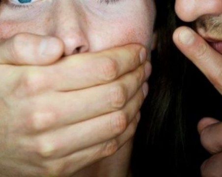 Ученик опита да отвлече и изнасили момиченце на детска площадка