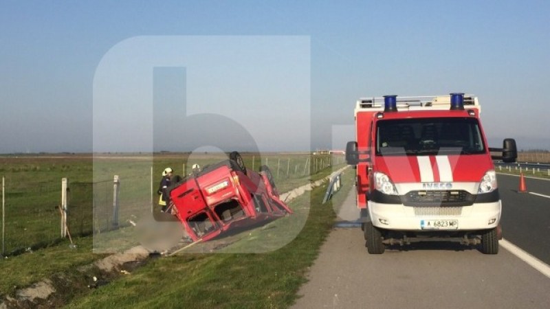 Двама са загинали в катастрофата, при която бус с работници се обърна на магистралата СНИМКА