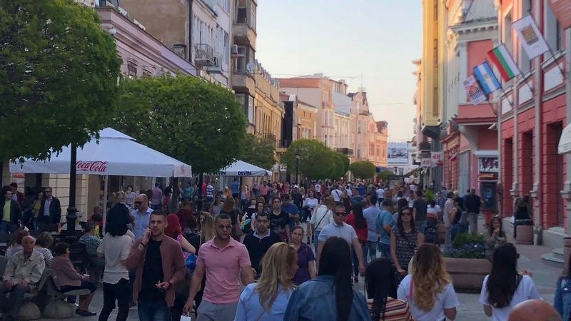 Градът е на центъра! Главната се пука по шевовете СНИМКИ