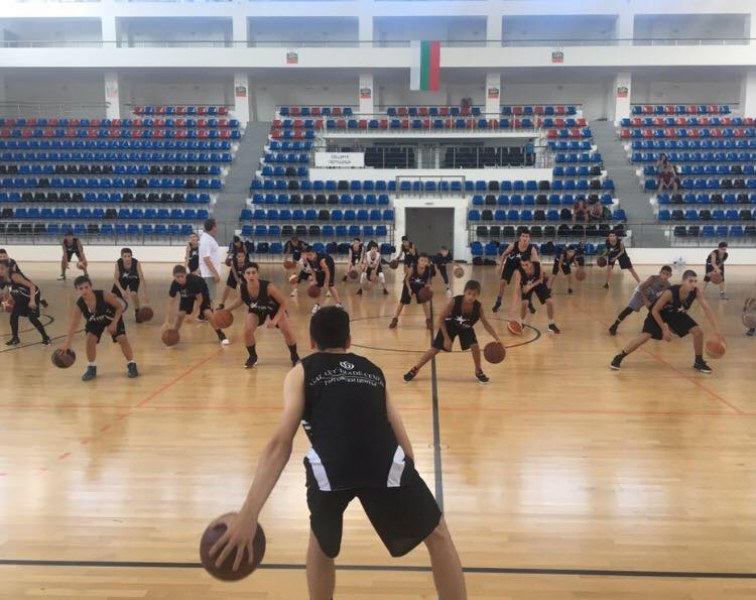 Пловдивски звезди и баскетболна легенда събират 120 деца на международен камп СНИМКИ