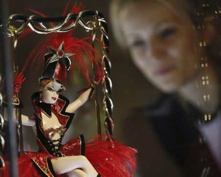 Бизнесмен от Сингапур пристрастен към куклите Барби! Има над 10 000 бройки