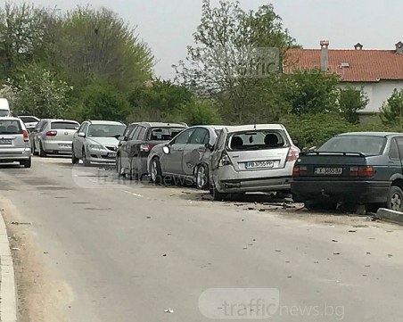 БМВ помете 10 коли край Оазиса в Кючука, шофьорът избяга СНИМКИ+ВИДЕО