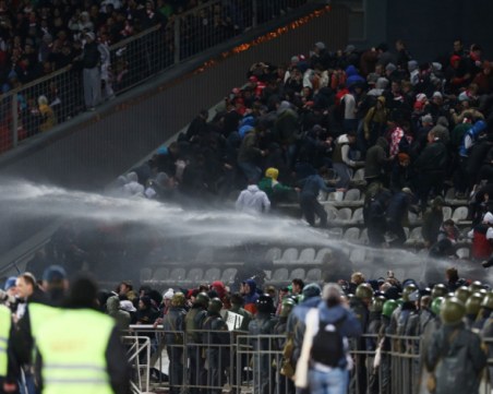 Страховити мелета на дерби в Румъния, спряха мача заради безредиците СНИМКИ