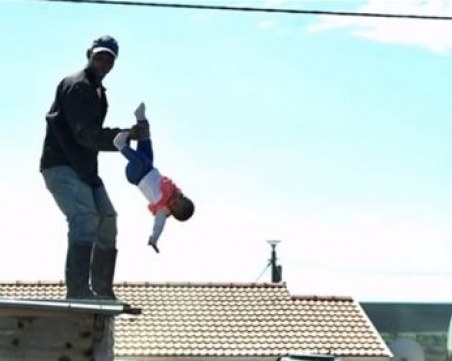 Баща хвърли едногодишната си дъщеря от покрив в знак на протест