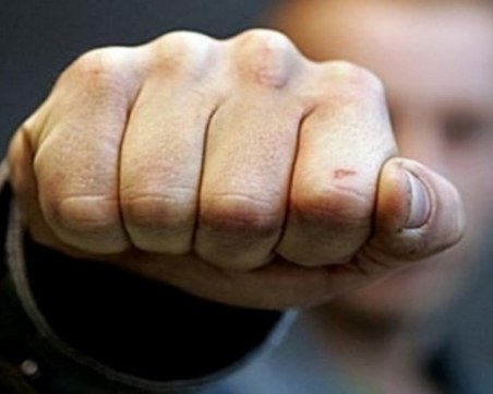 Двама пребиха мъж в Тракия, отмъкнаха му портмонето