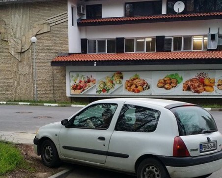 Ха напред, ха назад! Шофьорка с уникална маневра в Пловдив ВИДЕО