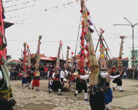 Кукери от Раковски гонят зли духове в Брюксел